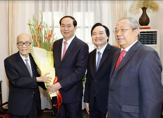 Chủ tịch nước Trần Đại Quang đến thăm, chúc Tết Giáo sư, Anh hùng Lao động Vũ Khiêu.