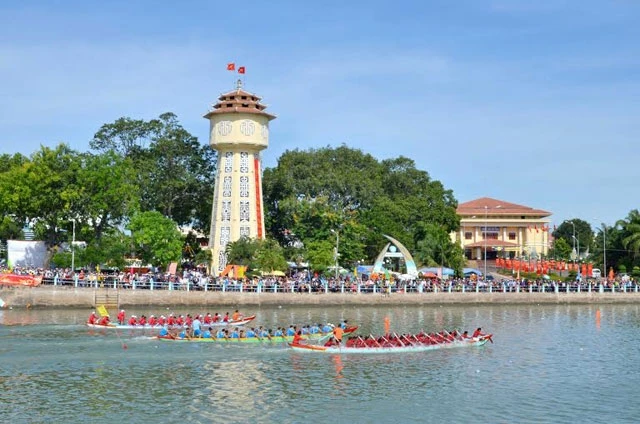 Lễ hội đua thuyền trên sông Cà Ty, là Lễ hội truyền thống của người dân miền biển Phan Thiết mỗi dịp Xuân về.