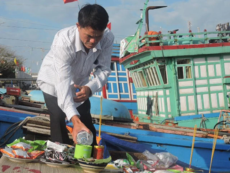 Ngư dân Lý Sơn cúng lễ ra quân đánh bắt đầu năm.