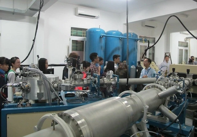 Học sinh tìm hiểu thiết bị trong phòng thí nghiệm Khoa Vật lý, Trường Đại học Khoa học Tự nhiên