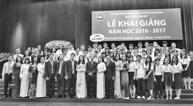 Thầy và trò lớp Quản lý Nhà nước đầu tiên của Học viện Cán bộ TP Hồ Chí Minh, nơi đào tạo nguồn cán bộ chuẩn hóa của thành phố.