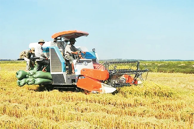 Quê hương phong trào "gió Đại Phong" năm xưa, đã thay đổi nhờ nỗ lực xây dựng nông thôn mới. Trong ảnh: Nông dân huyện Lệ Thủy (Quảng Bình) đẩy mạnh cơ giới hóa trong thu hoạch lúa Ảnh: NGUYỄN HIỀN