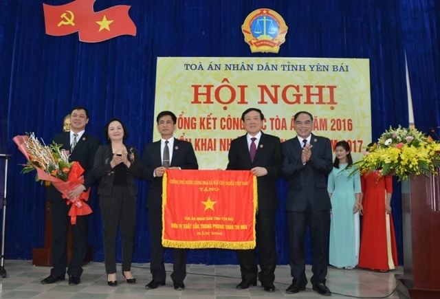Đồng chí Nguyễn Hòa Bình trao cờ thi đua cho Tòa án nhân dân tỉnh Yên Bái.