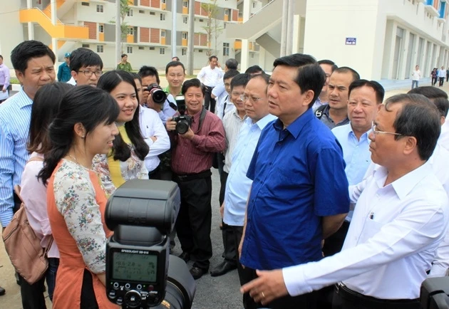 Bí thư Thành ủy TP Hồ Chí Minh Đinh La Thăng tham quan và thăm hỏi người lao động ở khu NƠXH Becamex Định Hòa.