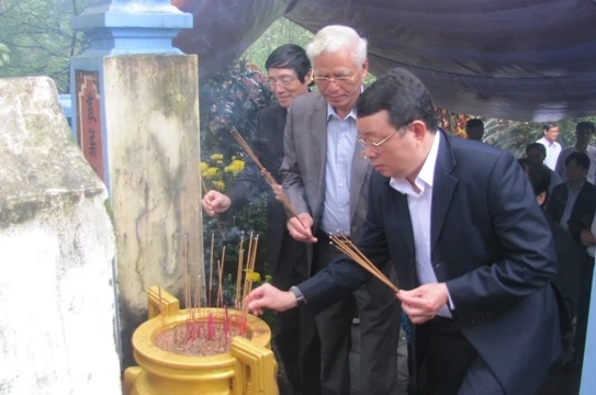 Lãnh đạo và nhân dân tỉnh Phú Yên dâng hương tưởng niệm những người tử nạn khi tham gia xây dựng công trình.
