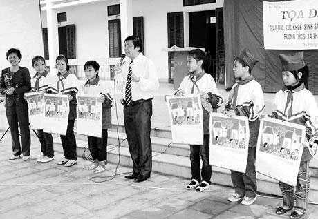 Tiến sĩ Ðinh Ðoàn nói chuyện về giới tính cho học sinh trường THCS huyện Cao Phong - Hòa Bình.