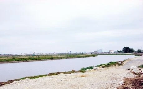 Bến sông Chợ Lâm, nơi có đền thờ ông hàng muối, sau trở thành Thành hoàng làng.