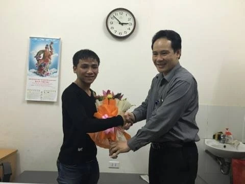 Phó Giám đốc Trung tâm Điều phối Ghép tạng quốc gia Nguyễn Hoàng Phúc tặng hoa cảm ơn Lê Hữu Toàn.