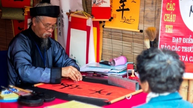 Những câu đối, câu chúc bằng mực tàu trên giấy đỏ là những món quà tinh thần để đón chào năm mới, biểu thị cho những ước vọng đầu Xuân.