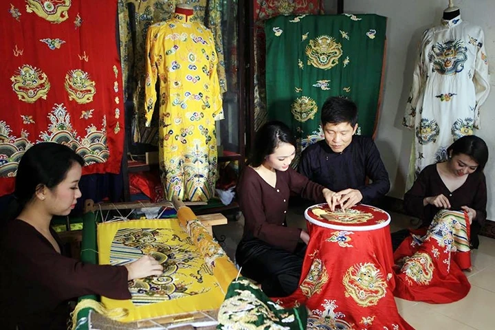 Nghề thêu truyền thống Ðông Cứu, xã Dũng Tiến, huyện Thường Tín (Hà Nội) là Di sản văn hóa phi vật thể quốc gia.             Ảnh tư liệu