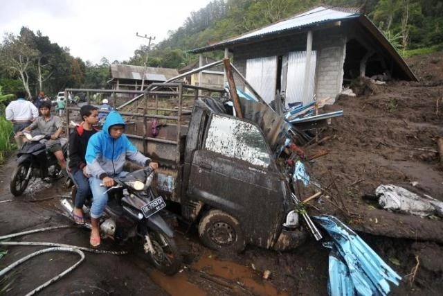 Lở đất phá hủy ngôi nhà tại làng Songan, Bali, Indonesia, ngày 10-2. (Ảnh: Antara Foto)