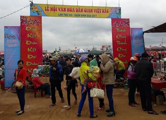Đông đảo đồng bào các dân tộc Tày, Nùng, Dao… ở các tỉnh Tây Nguyên về dự Lễ hội Văn hóa Việt Bắc ở xã Ea Tam, huyện Krông Năng.