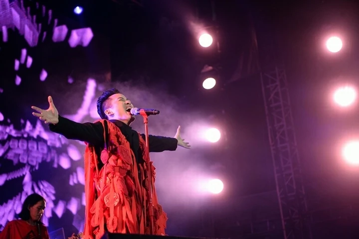 Ca sĩ Tùng Dương biểu diễn một phần dự án Rễ cây trong Monsoons 2016.