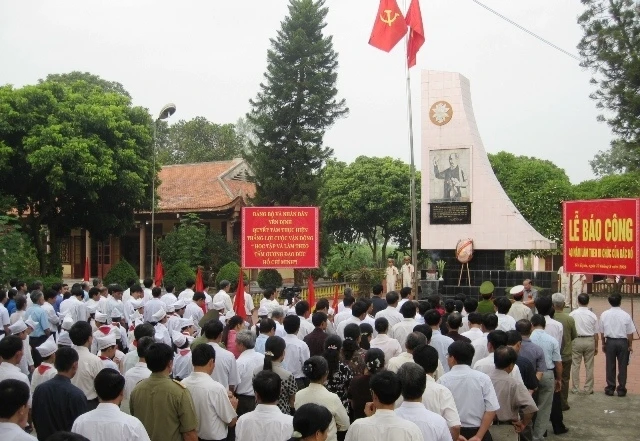 Báo công dâng Bác tại Khu tưởng niệm Bác Hồ ở xã Yên Trường, huyện Yên Định.