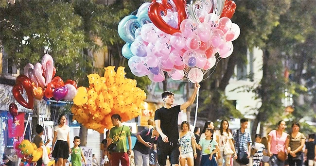 Hàng rong quá nhiều ở tuyến phố đi bộ khu vực chung quanh hồ Hoàn Kiếm bất chấp lệnh cấm. Ảnh: VIỆT HÙNG