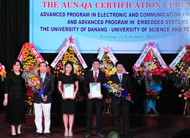 Đại diện AUN-QA trao giấy chứng nhận kiểm định chất lượng cho Trường ĐH Bách khoa Đà Nẵng.