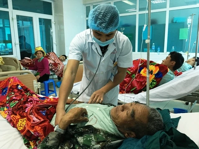 Các nạn nhân tiếp tục được điều trị tích cực tại Bệnh viện đa khoa tỉnh Lai Châu theo hướng ngộ độc methanol.