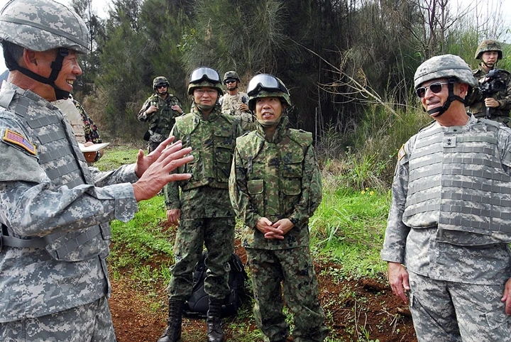 Giới chức quân đội Mỹ và Nhật Bản trao đổi nghiệp vụ.