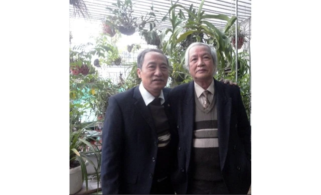 Ông Nguyễn Đình Giang (bên trái) rất chú trọng đến công tác phát triển Đảng tại các doanh nghiệp tư nhân.