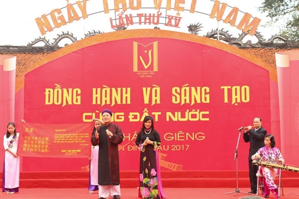 Các nghệ sĩ trình bày bài thơ Nguyên tiêu của Chủ tịch Hồ Chí Minh tại Ngày thơ Việt Nam lần thứ 15.
