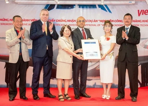 Ông Vinoop Goel, Giám đốc khu vực Châu Á – Thái Bình Dương IATA (thứ tư, bên trái) trao Chứng nhận thành viên của IATA cho bà Nguyễn Thị Phương Thảo (thứ hai, bên phải), Tổng Giám đốc hãng VJA, với sự