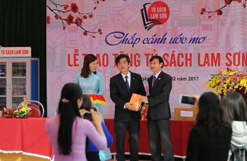 Trao tặng 138 tủ sách cho học sinh tiểu học Thanh Hóa