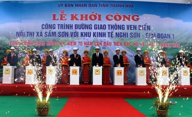 Chủ tịch nước Trần Đại Quang cùng các đại biểu ấn nút khởi công dự án.