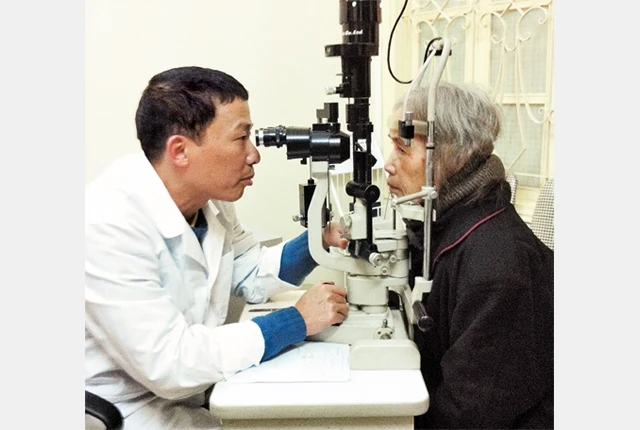 Bác sĩ Bệnh viện Mắt Trung ương khám mắt cho người bệnh.