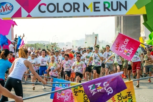 Các bạn trẻ hào hứng tham gia sự kiện La Vie Color Me Run.
