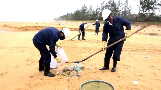 Công nhân khẩn trương thu gom, xử lý các loại rác thải trên bờ biển dài 7 km.