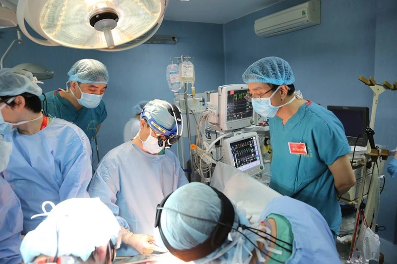 Việt Nam đạt bước tiến mới trong y học khi tiến hành thành công ca ghép phổi đầu tiên.