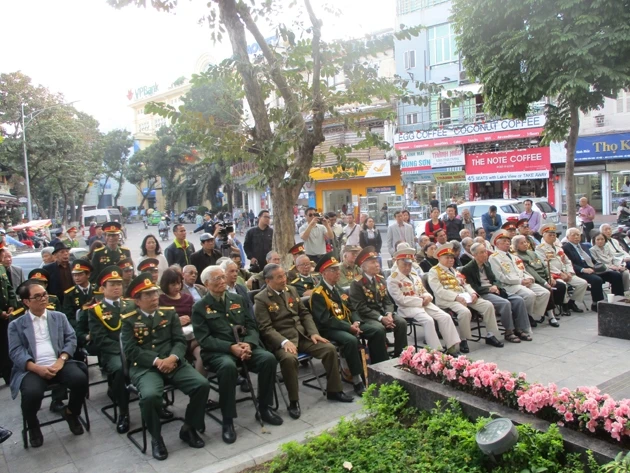 Các cựu chiến binh đến dự khai mạc triển lãm. Người đeo kính đen ngồi ngoài cùng bên trái là nhiếp ảnh gia Nguyễn Hữu Bảo.