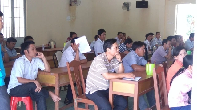 Quang cảnh chính quyền xã Lộc Ninh và huyện Hồng Dân tổ chức xin lỗi gia ông Lục Văn Hữu.