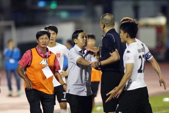 Chủ tịch CLB đội Long An Võ Thành Nhiệm phản ứng quyết định của trọng tài sau trận đấu với đội TP Hồ Chí Minh tại vòng 6 V-League 2017. Ảnh: QUANG LIÊM