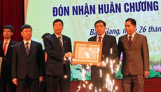 Bệnh viện Đa khoa tỉnh Bắc Giang đón nhận Huân chương Lao động hạng nhì