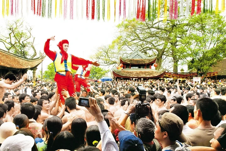 Hội làng Đồng Kỵ (Từ Sơn, Bắc Ninh) thu hút đông đảo người dân tham dự.   Ảnh: THANH GIANG