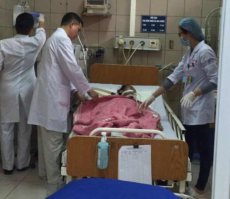 Ths. BS. Nguyễn Trung Nguyên thăm khám bệnh nhân ngộ độc rượu methanol
