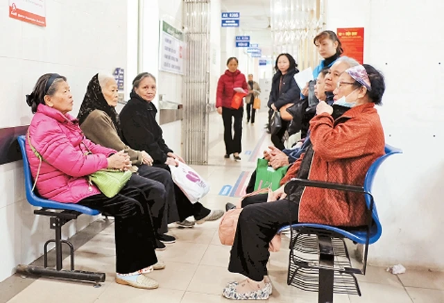 Người bệnh chờ đến lượt khám tại Khoa Khám bệnh (Bệnh viện đa khoa Xanh Pôn).