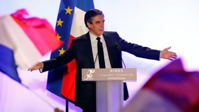 Ứng cử viên François Fillon tại cuộc vận động tranh cử tối ngày 2-3 ở TP Nimes thuộc miền nam nước Pháp. Ảnh: AFP