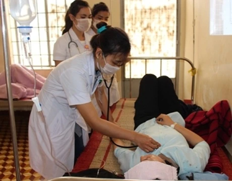 Các nữ tu sinh bị ngộ độc thực phẩm do ăn bánh mì thịt khi đang được điều trị tại Bệnh viện Đa khoa tỉnh Đác Lắc.