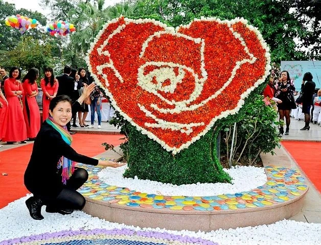 Tác phẩm Trái tim hoa hồng được kết từ 6.000 bông hồng tươi.
