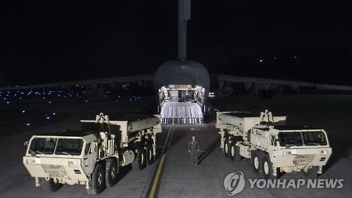 Hai bệ phóng di động nằm trong số các bộ phận đầu tiên của hệ thống phòng thủ tên lửa THAAD được vận chuyển đến căn cứ không quân Osan ở Pyeongtaek, cách Thủ đô Seoul 70 km về phía nam, hôm 6-3. (Ảnh: