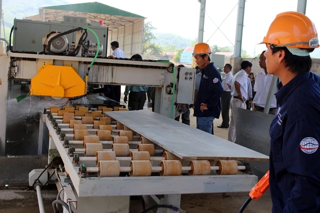Dây chuyền sản xuất Nhà máy xẻ đá và tạo hình tại cụm công nghiệp thị trấn Ba Tơ, huyện Ba Tơ (Quảng Ngãi).