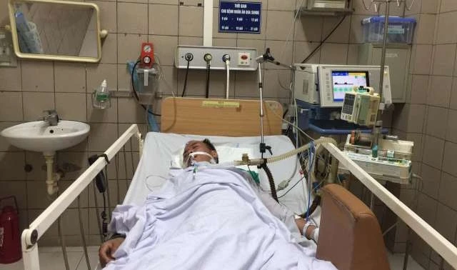 Bệnh nhân ngộ độc rượu methanol đang điều trị tại Trung tâm Chống độc, Bệnh viện Bạch Mai.
