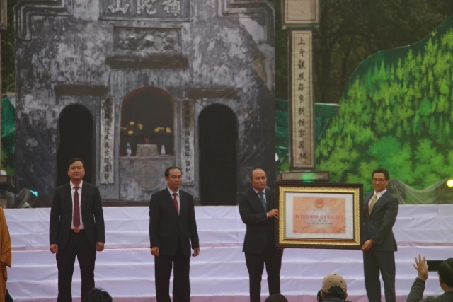 Phó Thủ tướng Vũ Đức Đam (ngoài cùng bên phải) trao Bằng xếp hạng di tích quốc gia đặc biệt chùa Bổ Đà tại buổi lễ. 