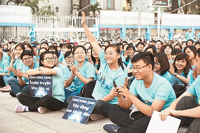 Thanh niên tình nguyện TP Hồ Chí Minh hưởng ứng Giờ Trái đất.