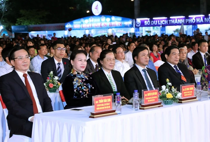 Chủ tịch Quốc hội Nguyễn Thị Kim Ngân và các đại biểu dự Lễ hội hoa ban. Ảnh: TRỌNG ĐỨC (TTXVN)