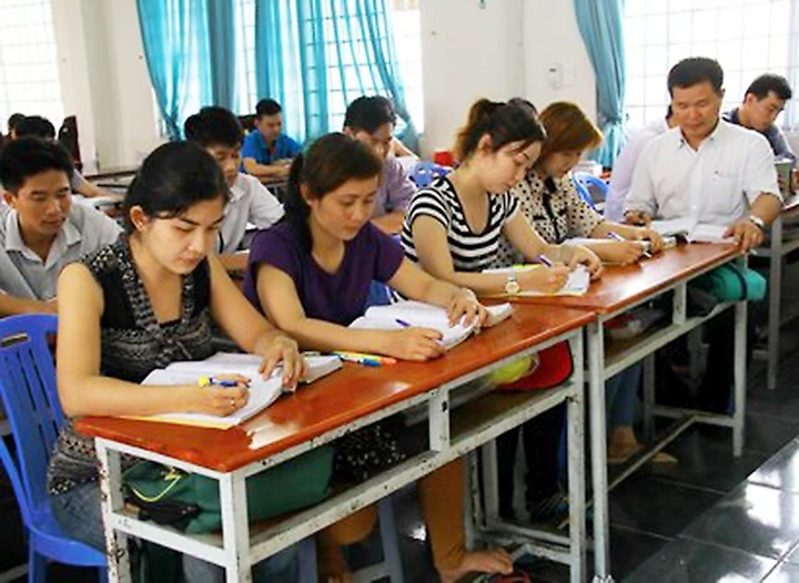 Lớp học ngoại ngữ tại Trung tâm Dịch vụ việc làm tỉnh Vĩnh Long dành cho người lao động chuẩn bị đi xuất khẩu lao động.         Ảnh: THÚY QUYÊN