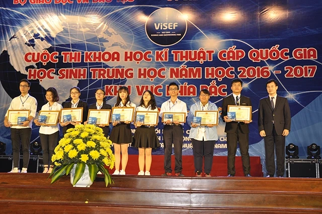 Lễ trao bằng khen và phần thưởng tặng các học sinh đoạt giải nhất cuộc thi khoa học, kỹ thuật cấp quốc gia khu vực phía bắc năm học 2016 - 2017.