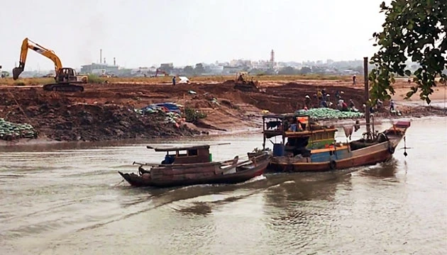 Công trường thi công bờ kè phía nam Dự án Cù lao Tân Vạn.